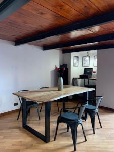 un tavolo da pranzo con sedie e un vaso sopra di Residence Bruno a Foggia