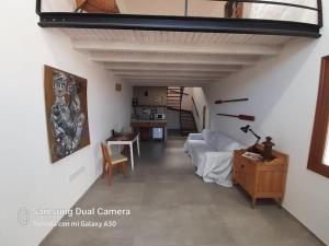 uma sala de estar com um sofá e uma mesa em Departamento Casco Historico para 2 p em Carmen de Patagones