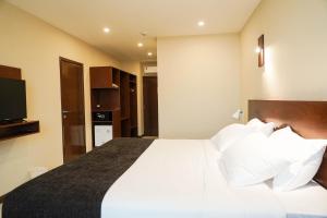 サンタ・クルス・デ・ラ・シエラにあるChairu Eco Hotelのベッドルーム(白い枕の大型ベッド1台付)