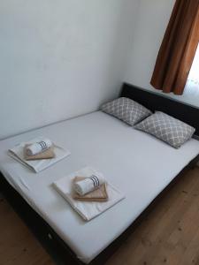 uma cama com dois pratos e almofadas em Dolina Plive em Jezero