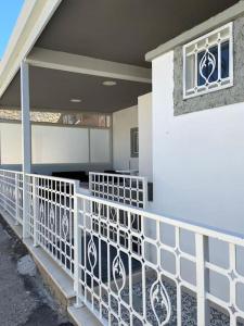 balcón de una casa con barandilla blanca en Domus mea, en Boscotrecase