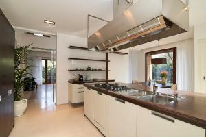 Η κουζίνα ή μικρή κουζίνα στο [Milan-Como Lake-Rho Fiera] Luxury Design Villa