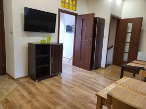 Televízia a/alebo spoločenská miestnosť v ubytovaní Apartament Fregata