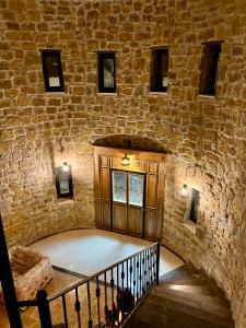 Habitación con escalera y pared de ladrillo. en Hotel Panaya en Gokceada Town