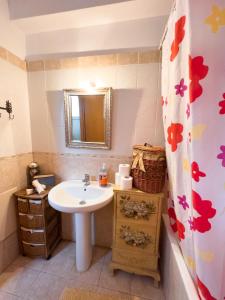 O baie la The Early Bird - Cosy 2-Floor House with Garden