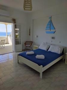 sypialnia z łóżkiem i widokiem na ocean w obiekcie Kleanthi Apartments w mieście Drios