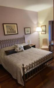 1 dormitorio con cama, lámpara y silla en Torre delle rondini, en Castelnuovo di Farfa