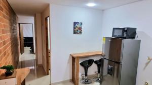 y cocina con nevera y microondas. en Apartamentos Privados y extraordinarios en Medellín, en Medellín