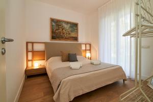1 dormitorio con 1 cama grande y una pintura en la pared en [Milan-Como Lake-Rho Fiera] Luxury Design Villa, en Barlassina