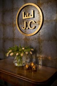 約克的住宿－朱德科特酒店，一张带蜡烛的桌子和一个装有灯的花瓶