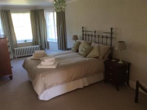Un dormitorio con una cama grande con almohadas. en Rock Moor House B&B en North Charlton