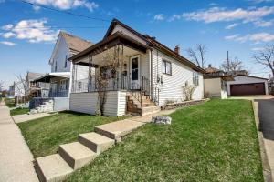 una casa blanca con unas escaleras en el patio en Welcome to our Cozy Krib, en Buffalo