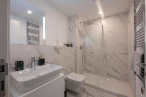 La salle de bains est pourvue d'un lavabo, de toilettes et d'une douche. dans l'établissement Brand New Luxury 1 Bed 2 Bath Apartment - SPA, Pool & Gym, à Gibraltar