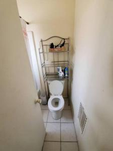 Lovely Single Apartment في لوس أنجلوس: حمام صغير مع مرحاض في الممر