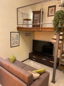 un soggiorno con divano e soppalco di Romeo Apartment a Livorno