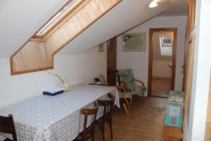 ein Zimmer mit einem Tisch, Stühlen und einer Treppe in der Unterkunft Chalupa Pod Melechovem in Světlá nad Sázavou