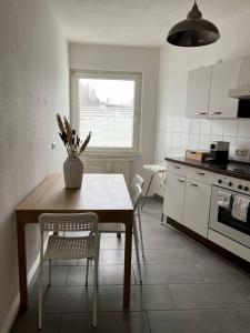een keuken met een tafel en stoelen en een raam bij Zentral, geräumig, Messe nah! BE2R in Essen