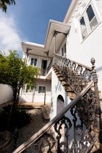 uma escada em frente a uma casa branca em Hotel Castelinho no Rio de Janeiro
