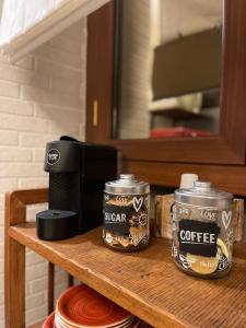 Příslušenství pro přípravu čaje a kávy v ubytování Romeo Apartment + 25 fotografií