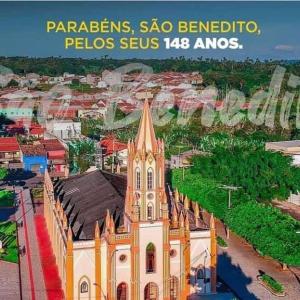 una foto di una grande chiesa in una città di Pousada Central a São Benedito