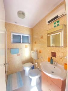 bagno con servizi igienici e lavandino di Cabedelo Seaside Guesthouse a Viana do Castelo
