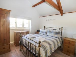 1 dormitorio con 1 cama con toallas en Wrens Nest, en Kingsbridge
