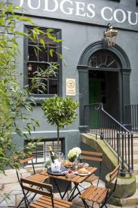 una mesa y sillas frente a un edificio en Judges Court, en York