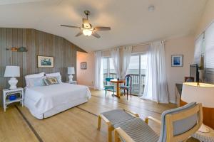 1 dormitorio con 1 cama, mesa y sillas en Bayfront Cape May Vacation Rental with Beach Access, en Cape May Court House