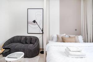 Postel nebo postele na pokoji v ubytování Chic Studio @ Azizi Riviera 10 - Dubaï
