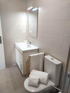ein weißes Bad mit einem WC und einem Waschbecken in der Unterkunft Aveiro Ria House in Aveiro