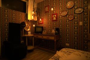 a bedroom with a wall with plates on the wall at Hotel Temático Casa Puebla in Puebla