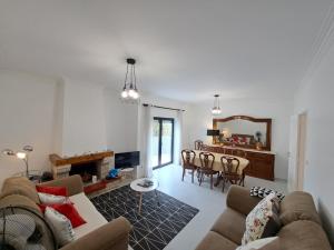 ein Wohnzimmer mit einem Sofa und einem Tisch in der Unterkunft Appartement 4 pièces in Ponte de Lima