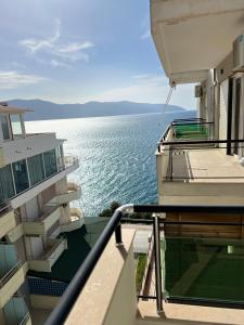 een balkon met uitzicht op het water bij The Blue Horizon in Vlorë