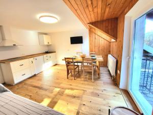 eine Küche mit einem Tisch und einem Esszimmer in der Unterkunft Bella Bela Apartments 23 in Bled