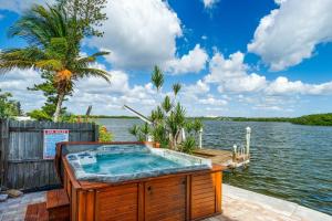 una bañera de hidromasaje en un muelle junto a un cuerpo de agua en Coastal Breeze Siesta Manatee "C", en Sarasota