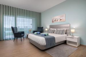 - une chambre avec un lit, une table et des chaises dans l'établissement SilverSide Holidays, à Caldas da Rainha