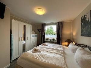 1 dormitorio con cama blanca y ventana en Wurmbergblick Nico in Braunlage 4 Sterne zertifiziert vom DTV inklusive Wäschepakete, en Braunlage