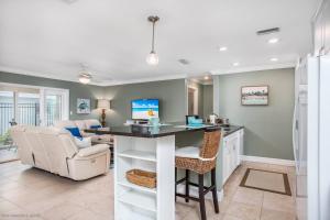 una cucina e un soggiorno con tavolo e sedie di Crystal Sands & Seahorses Beach Villa a Siesta Key