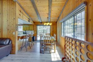 een keuken en eetkamer met een tafel en stoelen bij Big Bear Cabin Near Lake, Snow Summit, and Bear Mtn! in Big Bear Lake