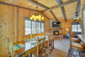 uma sala de jantar com uma mesa e uma lareira em Big Bear Cabin Near Lake, Snow Summit, and Bear Mtn! em Big Bear Lake