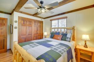 um quarto com uma cama de madeira e uma ventoinha de tecto em Big Bear Cabin Near Lake, Snow Summit, and Bear Mtn! em Big Bear Lake