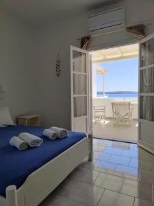 sypialnia z łóżkiem i widokiem na ocean w obiekcie Kleanthi Apartments w mieście Drios