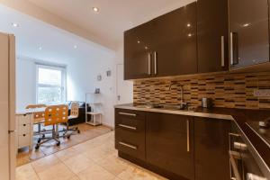 Η κουζίνα ή μικρή κουζίνα στο Mile End Double Rooms 27 Guest house +30 φωτογραφίες