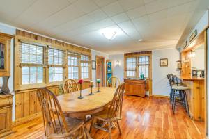 uma cozinha e sala de jantar com uma mesa de madeira e cadeiras em Sodus Point Vacation Rental Steps to Lake Ontario em Sodus