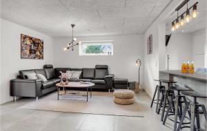 uma sala de estar com um sofá e uma mesa em 5 Bedroom Amazing Home In Herning em Herning