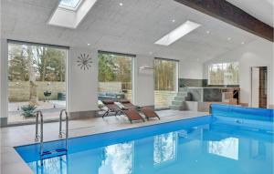 uma piscina numa sala de estar com um sofá e cadeiras em 5 Bedroom Amazing Home In Herning em Herning