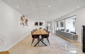 uma sala de jantar com uma mesa de madeira e cadeiras em 5 Bedroom Amazing Home In Herning em Herning