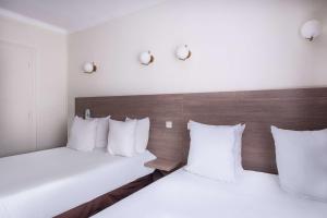 Postel nebo postele na pokoji v ubytování Sure Hotel By Best Western Lorient Centre
