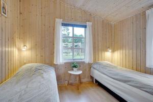 Un dormitorio con dos camas y una ventana. en Stunning Home In Unknown With 3 Bedrooms And Wifi, en Saeby