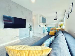 Televízia a/alebo spoločenská miestnosť v ubytovaní Urban Jungle - luksusowy apartment w Gdyni.